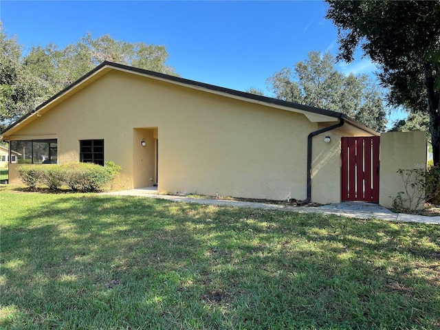 back of house featuring a lawn