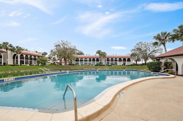 view of swimming pool