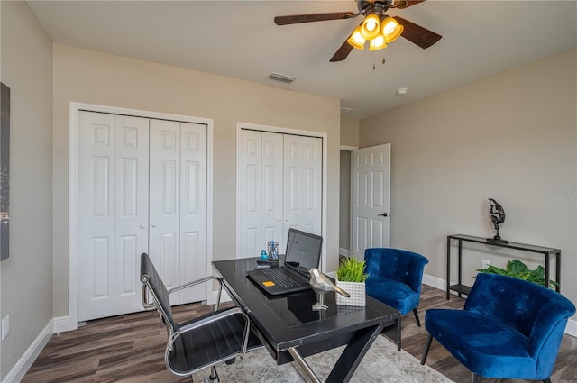 office area with dark wood-type flooring and ceiling fan