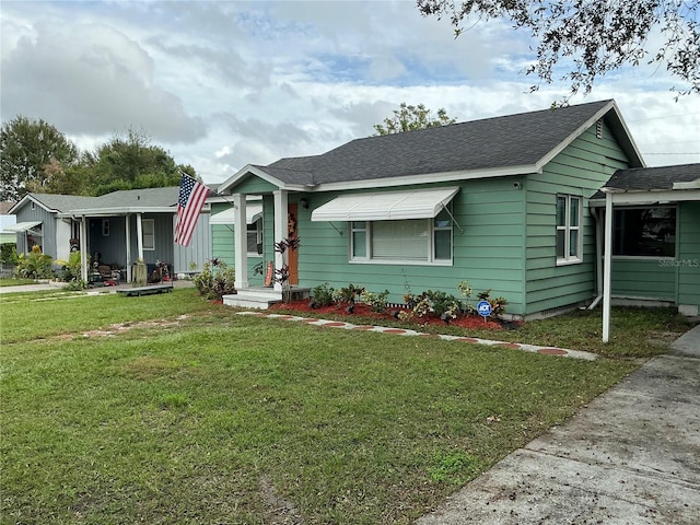 view of front of property featuring a front yard