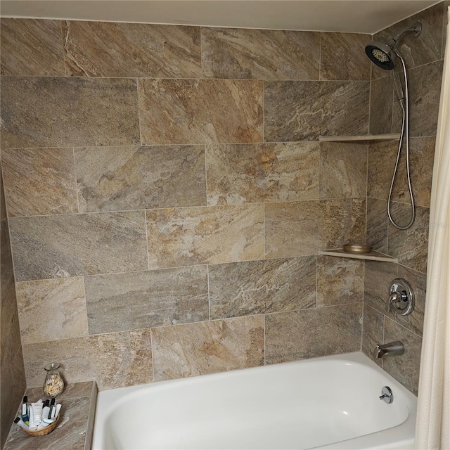 bathroom with tiled shower / bath