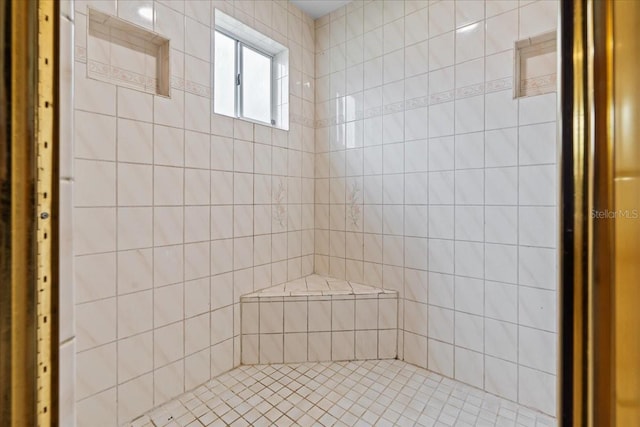 bathroom featuring tiled shower