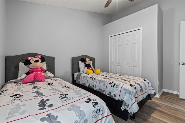 bedroom featuring a textured ceiling, ceiling fan, dark hardwood / wood-style floors, and a closet