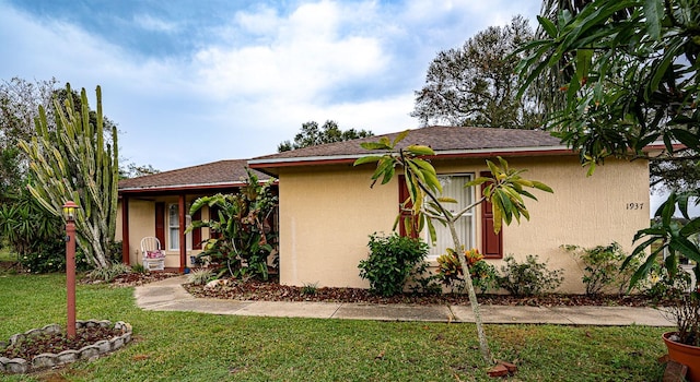 view of front of home featuring a front yard