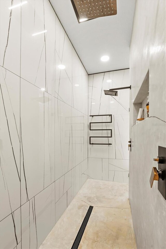 193 Stargrass Dr, Auburndale, FL 33823 - full bathroom featuring a tile shower