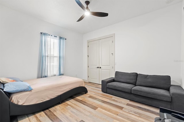 193 Stargrass Dr, Auburndale, FL 33823 - bedroom with light wood-style floors, a ceiling fan, and a closet