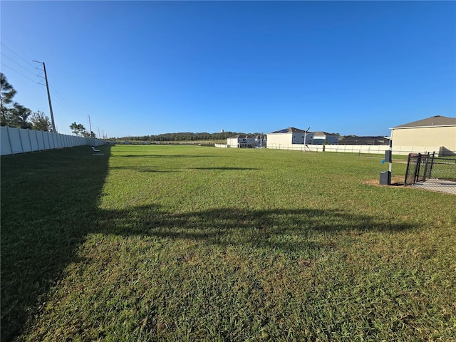 view of yard featuring a rural view