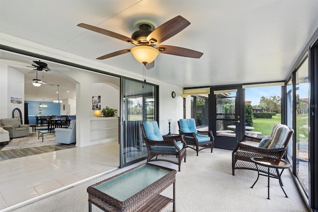 sunroom with ceiling fan