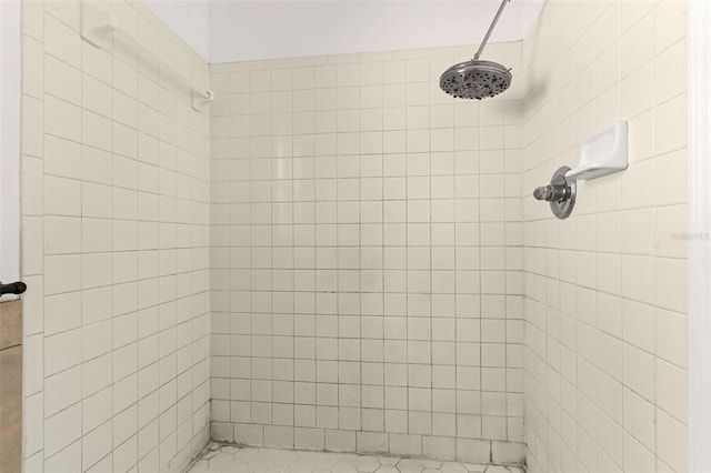 bathroom featuring a tile shower