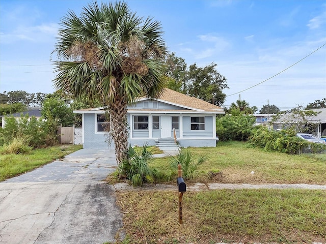 view of front of property with a front lawn