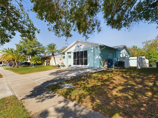 view of front facade with a front yard