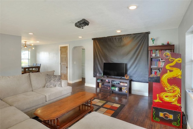 living area featuring arched walkways, a chandelier, wood finished floors, recessed lighting, and baseboards