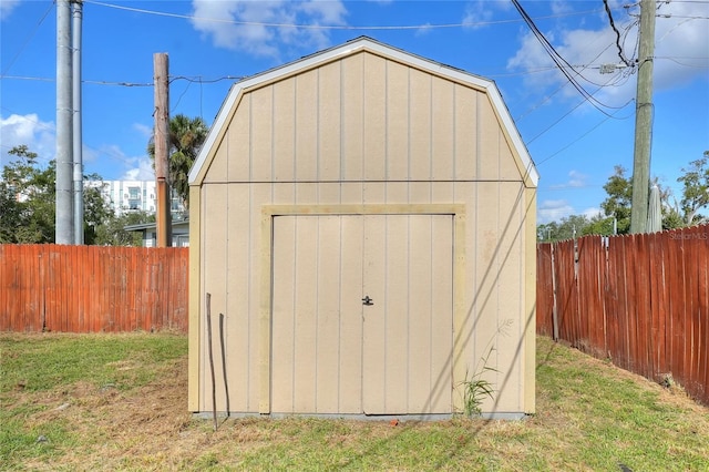 view of outdoor structure featuring a yard