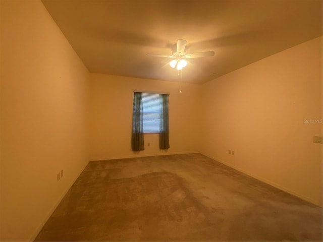 carpeted empty room featuring ceiling fan