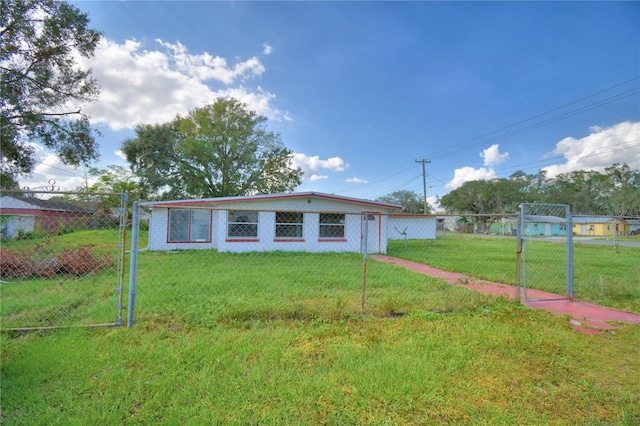 view of front of property featuring a front lawn