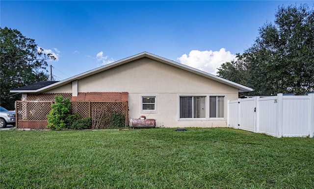 view of side of property featuring a lawn