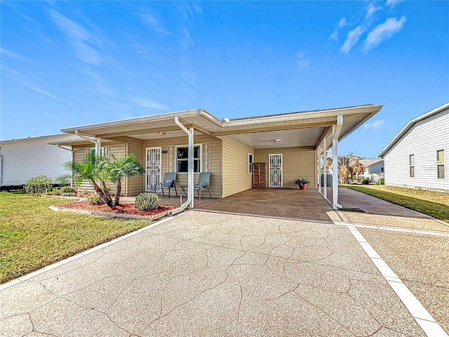 view of front of house with a carport and a front yard