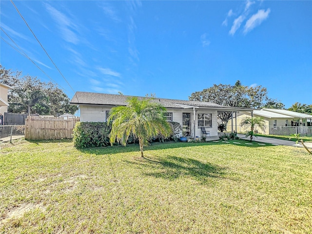 view of front of house featuring a front lawn