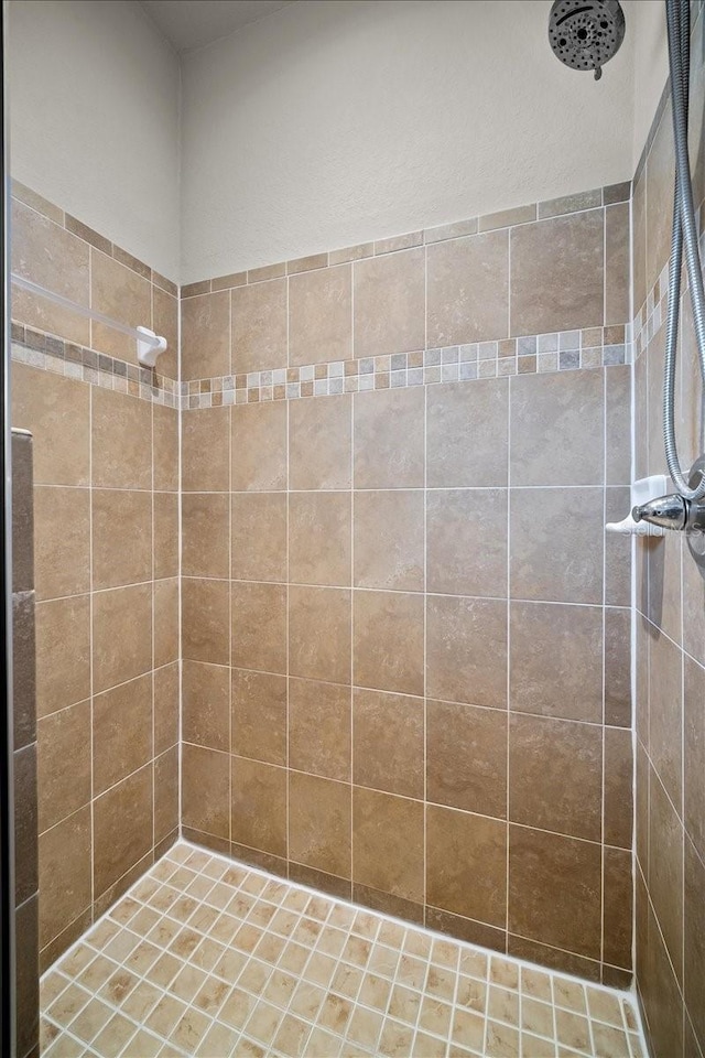 bathroom featuring tiled shower