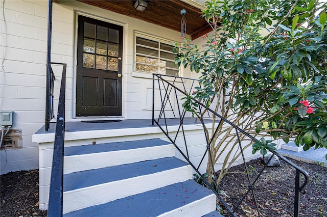 property entrance with covered porch