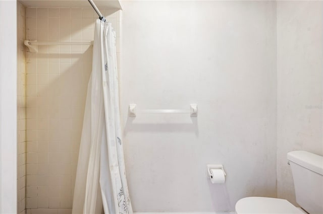 bathroom with toilet and curtained shower