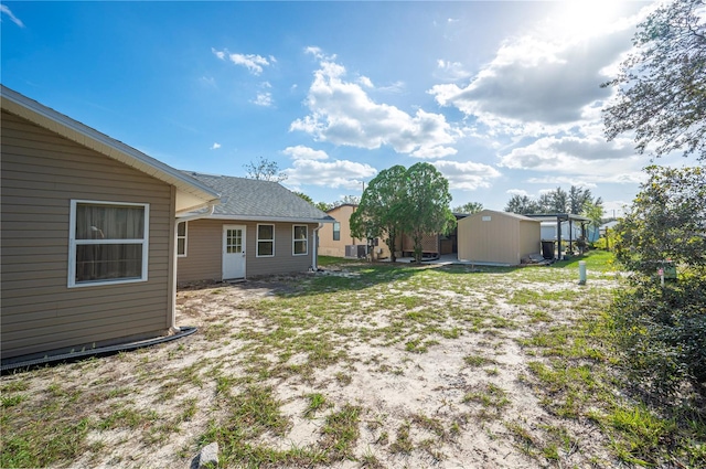 view of yard featuring a storage unit