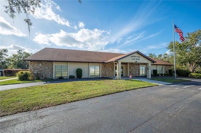 ranch-style house featuring a front lawn