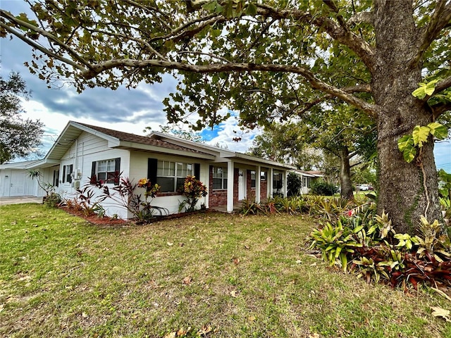 single story home with a front lawn