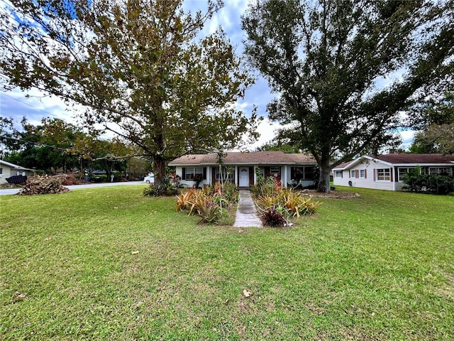 single story home featuring a front lawn