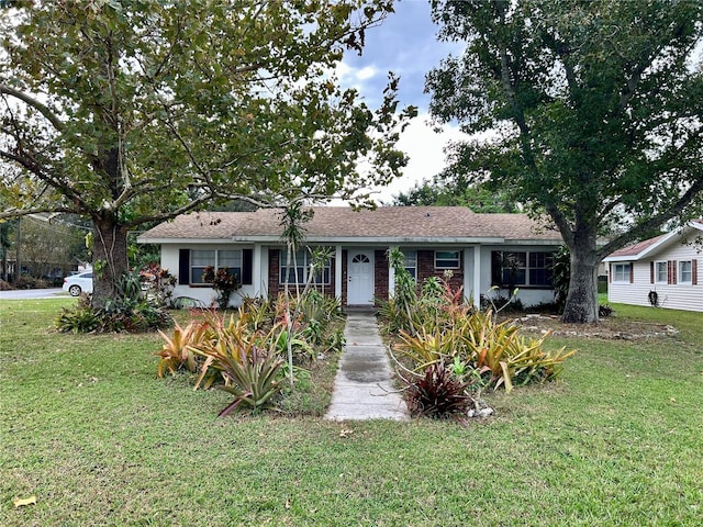 ranch-style house featuring a front lawn