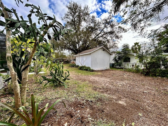 view of yard with an outdoor structure