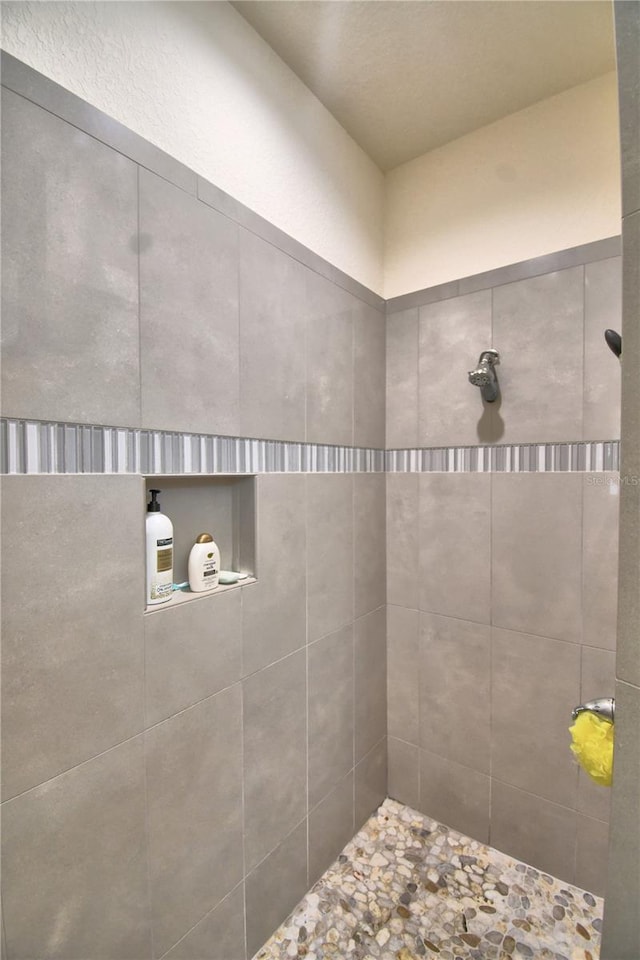 bathroom featuring tiled shower