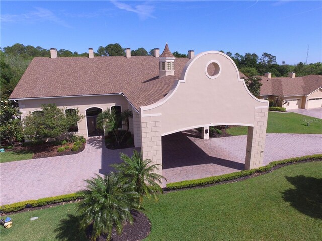 view of front of house featuring a front lawn