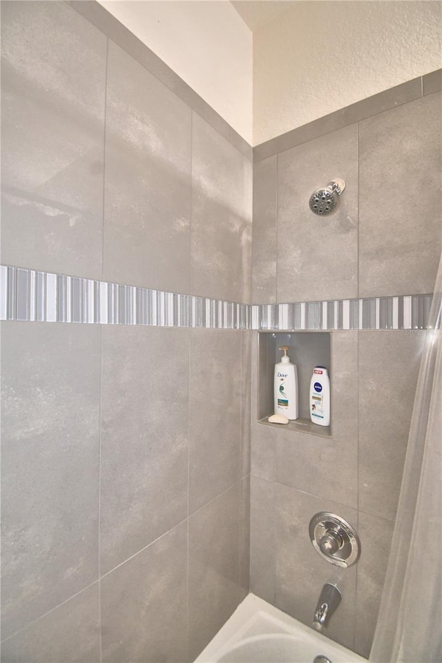 bathroom featuring tiled shower / bath combo