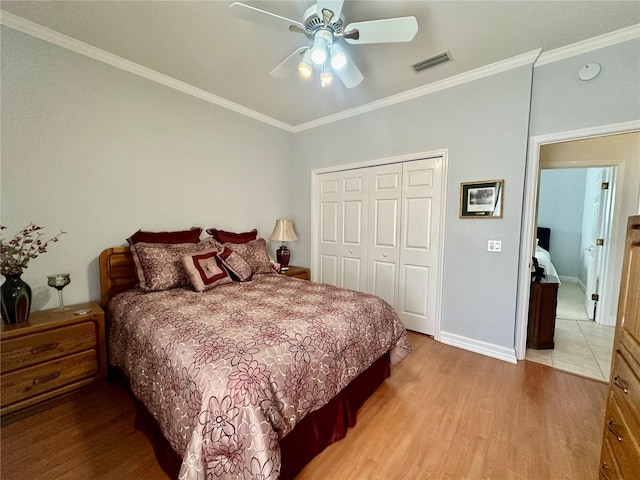 bedroom with ceiling fan, a closet, ornamental molding, and light wood-type flooring