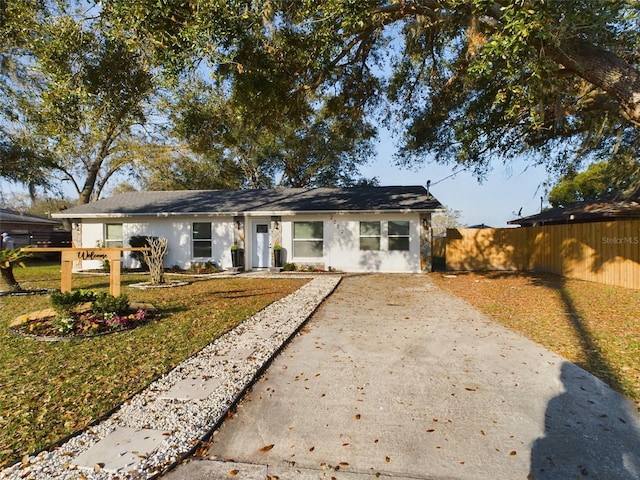 view of front of home featuring a front lawn