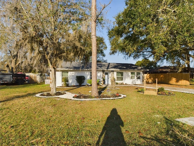 single story home with a front lawn