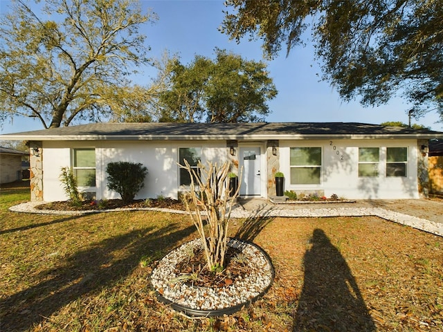 ranch-style house featuring a front lawn