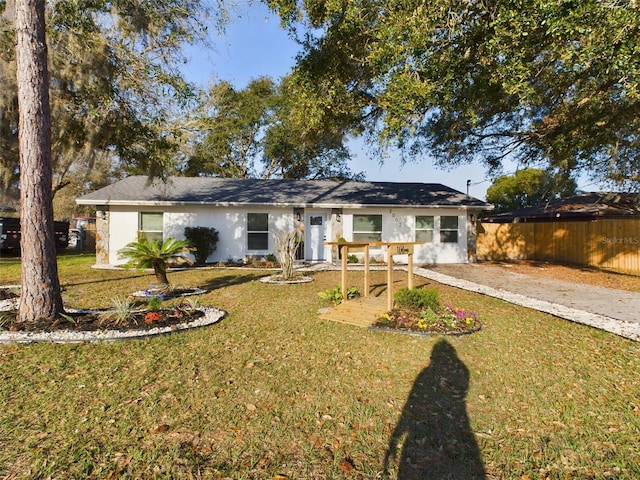 single story home featuring a front lawn