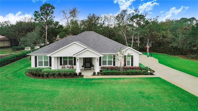 view of front of property featuring a porch and a front yard