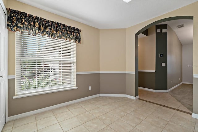 empty room featuring light tile patterned flooring