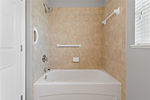 bathroom featuring tiled shower / bath combo