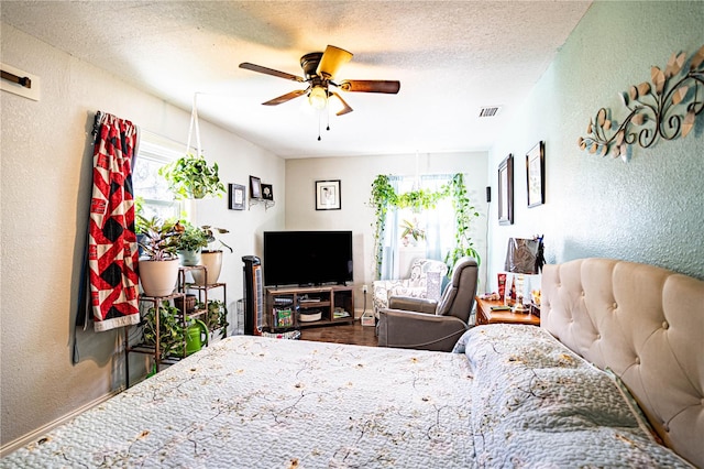 bedroom featuring ceiling fan and a textured ceiling