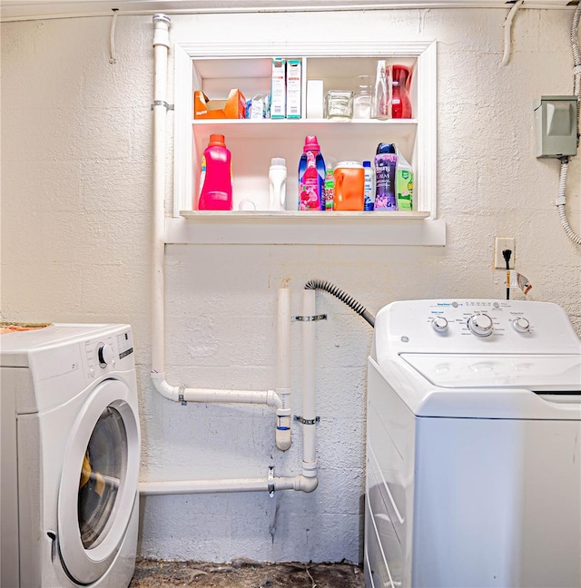 washroom featuring washing machine and clothes dryer