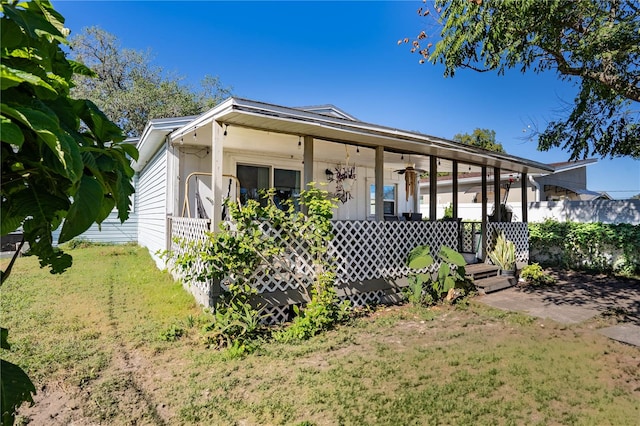 view of front of house featuring a front lawn and covered porch