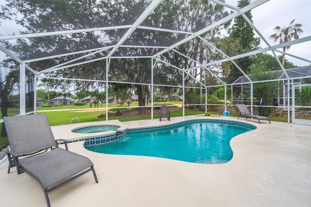 view of pool featuring a lanai, a patio area, an in ground hot tub, and a yard