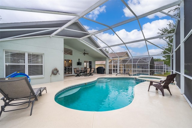 view of swimming pool with an in ground hot tub, a patio area, ceiling fan, and a lanai