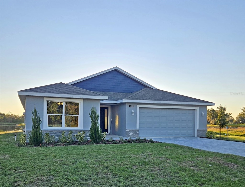 view of front facade featuring a yard and a garage