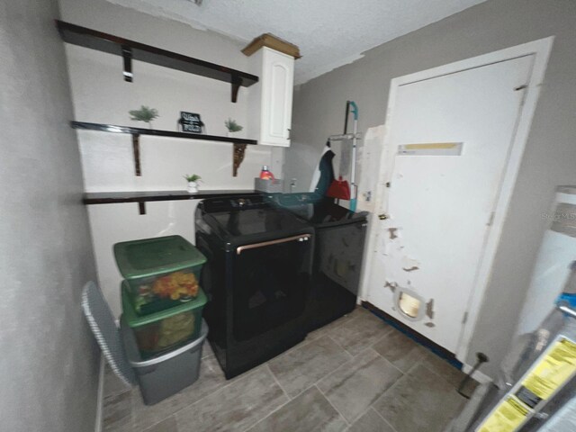 laundry room featuring cabinets and independent washer and dryer