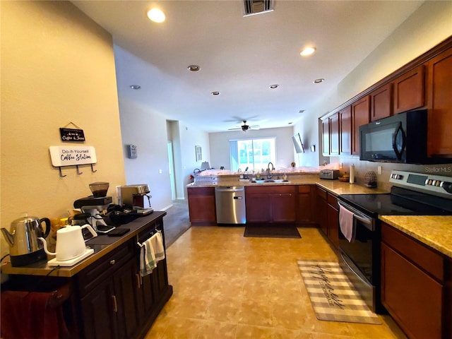 kitchen with kitchen peninsula, stainless steel appliances, ceiling fan, and sink